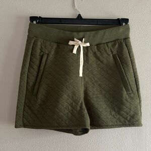 Smith & Rogue high rise quilted shorts size xsmall Olive NWOT